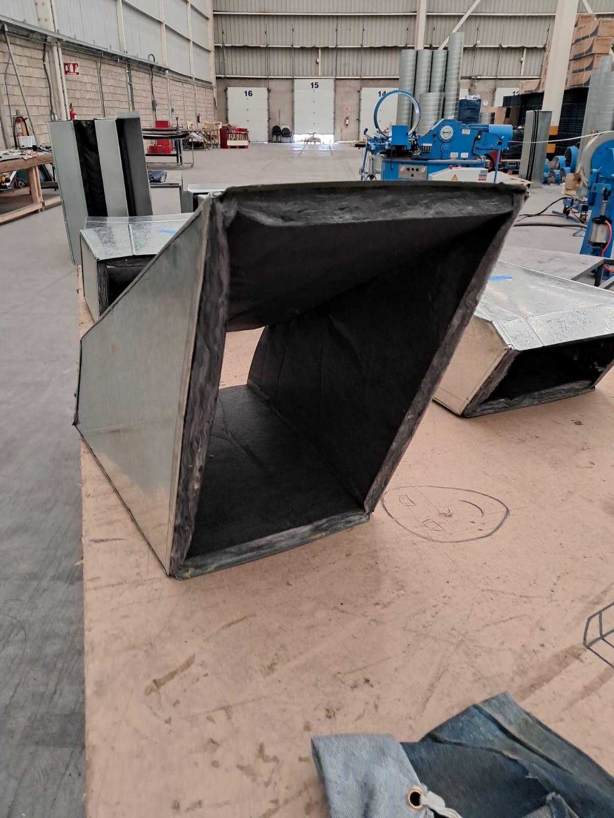 Fabricación de ductos rectangulares con aislamiento interno