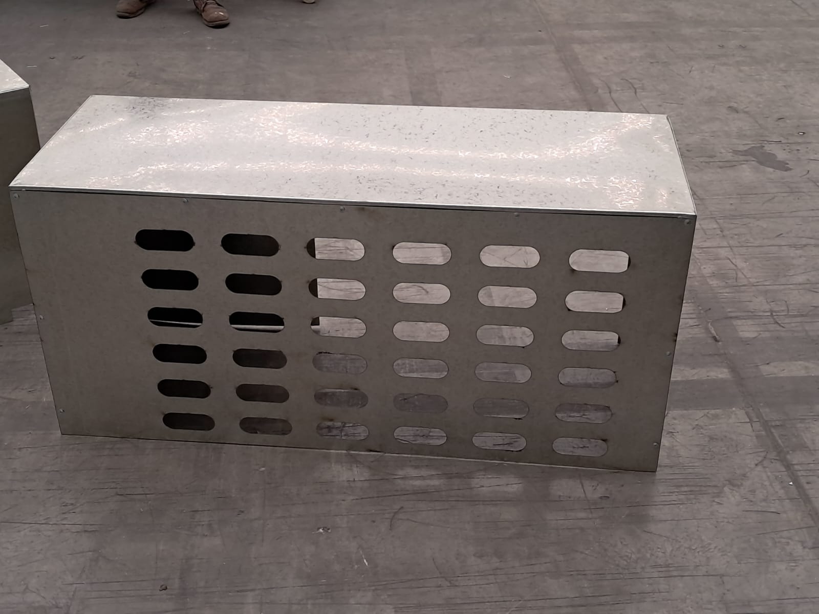 Gabinetes metálicos instalados en unidades condensadoras