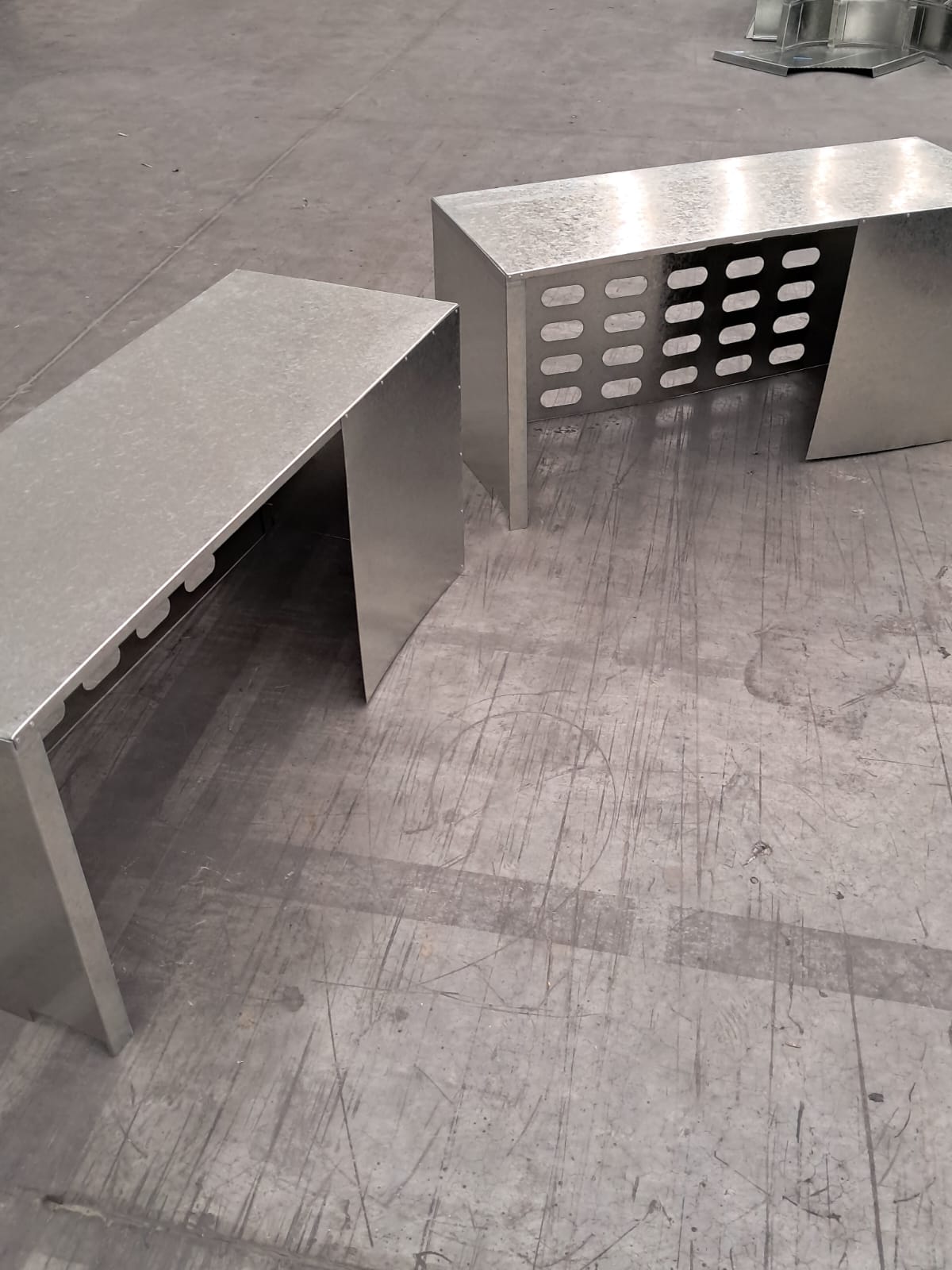 Detalle de fabricación de gabinetes para condensadoras